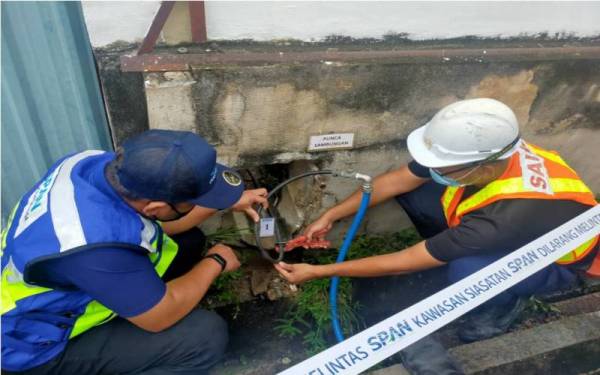 Pegawai Span dan Sains membuat pemeriksaan penyambungan air yang dibuat secara tidak sah. - Foto ihsan Sains