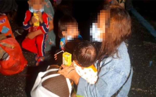 Sebahagian PATI terdiri daripada wanita dan kanak-kanak yang ditahan dalam operasi penguatkuasaan di sekitar Hutan Simpan Bukit Lagong, Sungai Buloh, awal pagi Sabtu.