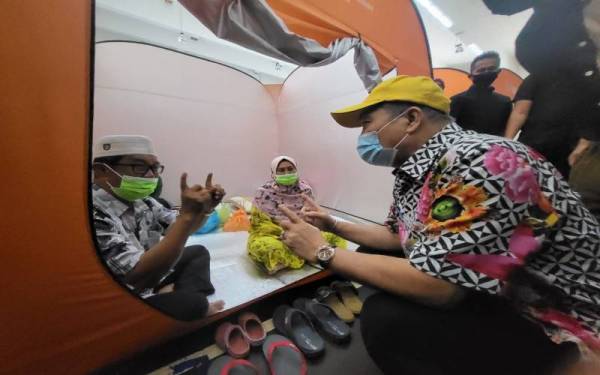 Hajiji melawat mangsa kebakaran di Kampung Landung Ayang di Dewan Tun Mustapha, Kudat, pada Sabtu.