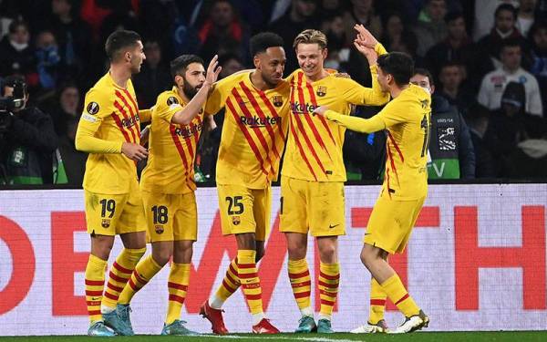Penyerang Barcelona Pierre-Emerick Aubameyang (tengah) meraikan jaringan keempat pasukannya ketika berdepan Napoli dalam saingan Liga Europa di Stadium Diego Armando Maradona, Naples. FOTO: AFP