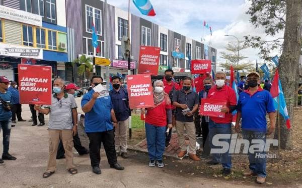 Pasukan Rasuah Busters menyampaikan mesej antirasuah kepada kumpulan penyokong parti yang berada di sekitar Dewan Serbaguna Bukit Gambir pada Sabtu.