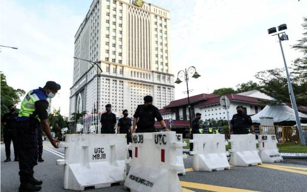 Anggota dan pegawai polis tiba seawal 6.30 pagi di Pusat Penamaan Calon Dewan Undangan Negeri (DUN) Perling ketika tinjauan di Dewan Jubli Intan, hari ini ini. - Foto Bernama