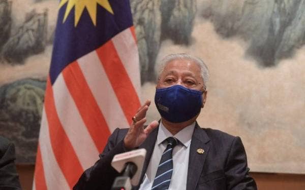 Ismail Sabri ketika menjawab soalan pada sidang media bersama pengamal media Malaysia selepas mengakhiri lawatan rasmi beliau ke Thailand, di sini pada Sabtu.- Foto Bernama
