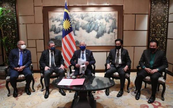 Ismail Sabri (tengah) ketika menjawab soalan pada sidang media bersama pengamal media Malaysia selepas mengakhiri lawatan rasmi beliau ke Thailand, di sini pada Sabtu.