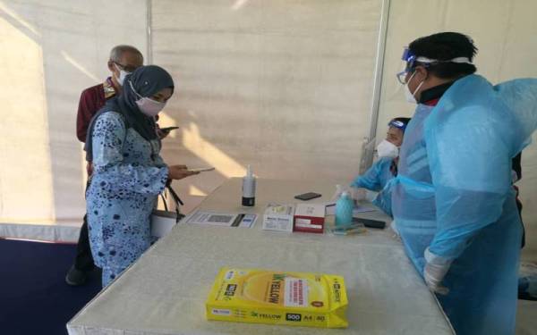 Napsiah bertanding mewakili PH selepas menyerahkan borang pencalonannya di pusat penamaan calon Dewan Kompleks Perumahan Tenaga Nasional Berhad (TNB) Kempas, Johor Bahru, pada Sabtu.