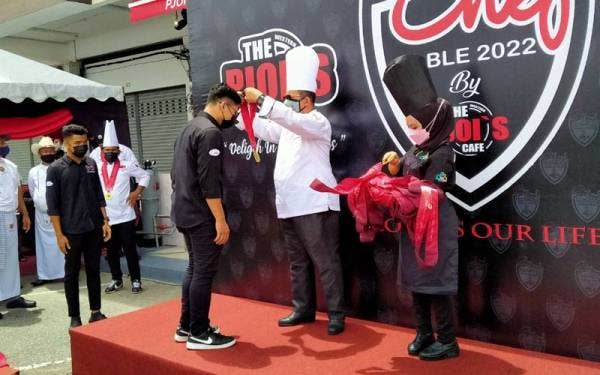 Shahrul Aman memberi perakuan kepada kru The Pjoi’s Café sebagai mengiktiraf karier mereka di dalam bidang sajian makanan dan kulinari pada Program Chef Table 2022 Bersama Asnaf di The Pjoi's Cafe, di sini pada Sabtu.