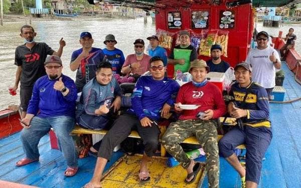 Gambar pemancing dan kru bot yang dilaporkan karam di kedudukan 9.4 batu nautika barat Pulau Beras Basah, Langkawi, di sini, pada Sabtu.