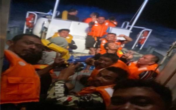 Foto tular menunjukkan semua 18 mangsa yang dikhuatiri hilang diselamatkan bot nelayan.