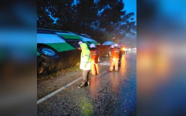 Sebuah bas membawa jemaah umrah dalam perjalanan pulang dari Kuala Lumpur ke Kuala Krai terbalik kira-kira jam 6.45 pagi, pada Ahad. - Foto Ihsan pembaca