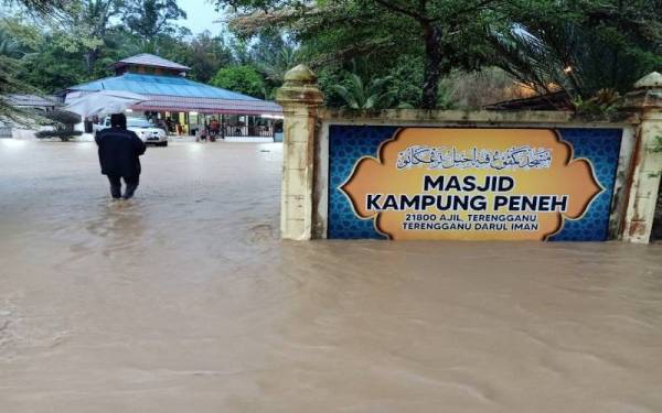 Kawasan Masjid Kampung Peneh yang dijadikan PPS di Hulu Terengganu turut dinaiki air.