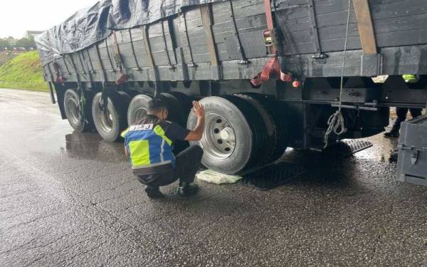 Lori-lori yang ditahan ditimbang menggunakan alat timbang mudah alih untuk mengenal pasti berat muatan. - Foto JPJ Pahang