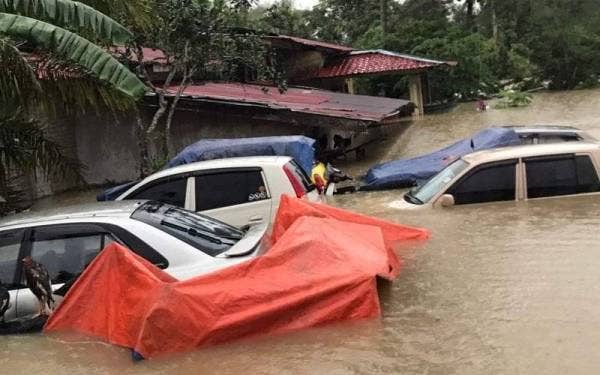 Penduduk tidak sempat memindahkan kenderaan mereka apabila air naik terlalu cepat.