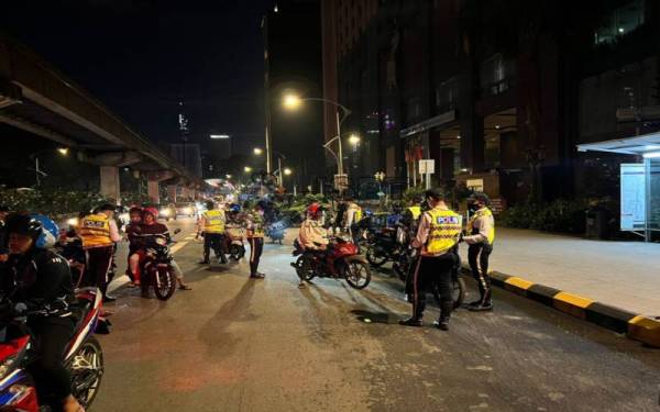 Seramai 21 individu ditahan atas pelbagai kesalahan polis dalam operasi selama tiga hari di sekitar Kuala Lumpur sejak Jumaat.