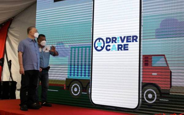 Ka Siong (kiri) bersama Presiden Persatuan Pengusaha Lori Bahan Batuan Johor Chia Jee Onn melancarkan aplikasi Kempen Kesedaran Keselamatan Jalan Raya anjuran persatuan itu di Ulu Tiram, pada Ahad. - Foto Bernama