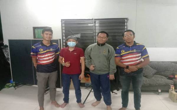 Muhammad Yusof (dua dari kanan) bersama ahli-ahli kem silat di Jalan Gombak Lama, Gombak ketika menjalankan ekspedisinya bermula awal Februari lalu.