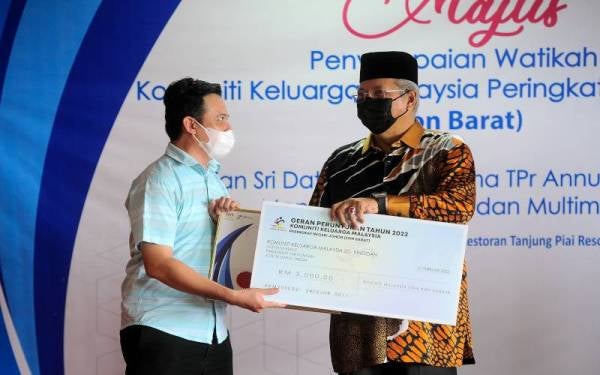 Annuar menyampaikan watikah Komuniti Keluarga Malaysia Zon Barat, pada Ahad. Foto Bernama