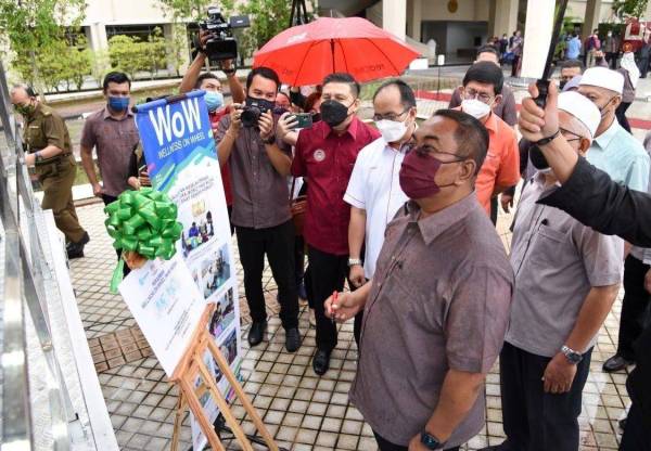 Muhammad Sanusi (kanan) melancarkan Agenda Nasional Malaysia Sihat (ANMS) peringkat negeri di Wisma Darul Aman pada Ahad.