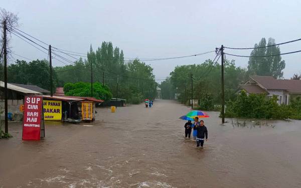 Keadaan terkini banjir di Cabang Empat Salam, Rantau Panjang.