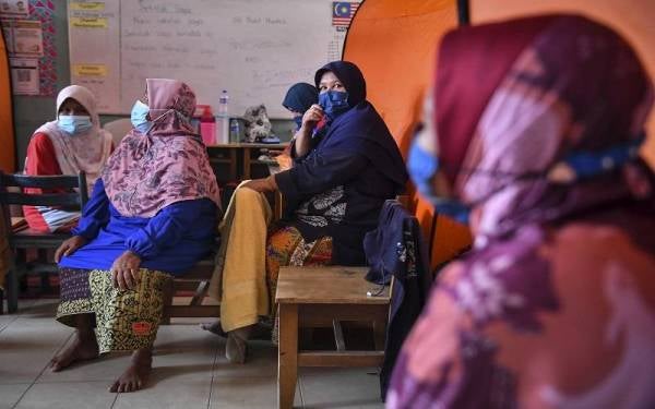 Sebahagian mangsa banjir yang ditempatkan di PPS Sekolah Kebangsaan Bukit Mentok, Kemaman, Terengganu selepas kediaman mereka dinaiki air pada Ahad. -Foto: Bernama