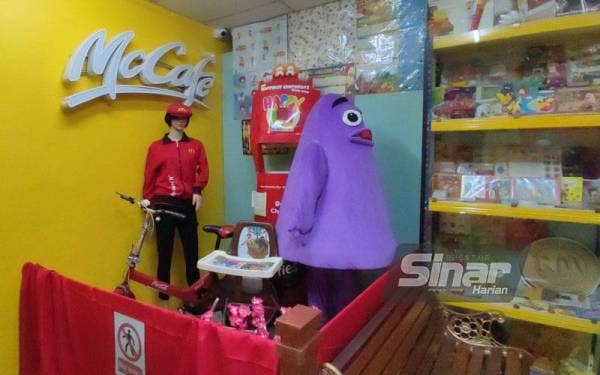 Antara koleksi barangan McDonald’s dikumpulkan Jian Wen dan bapanya, Choon Cheik.