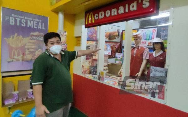 Keadaan kaunter McDonald’s turut dipamerkan di sebuah rumah kedai di Pumpong, di sini.