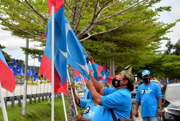Deretan bendera parti bertanding mula memenuhi kawasan sekitar Simpang Renggam bagi PRN Johor ke-15. - Foto Bernama