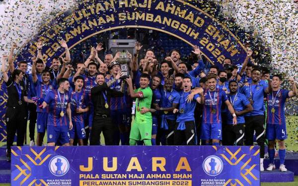 Barisan pemain dan pegawai JDT meraikan kejayaan menjulang Piala Sultan Haji Ahmad Shah di Stadium Sultan Ibrahim, Iskandar Puteri pada Sabtu.