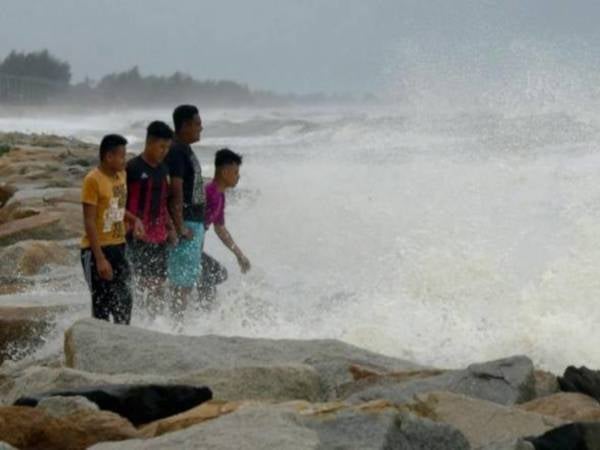Pelancong terkandas di Pulau Perhentian sejak Jumaat diselamatkan selepas keadaan cuaca baik pada Ahad.