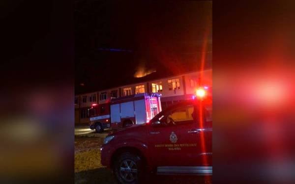 Seramai 40 pelajar termasuk seorang guru yang menghidap penyakit saraf di Maahad Tahfiz Al-Quran Al Mushaf Labok, Machang berdepan detik cemas apabila asrama penginapan mereka terbakar pada Isnin.