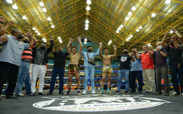 Ayob Khan (empat dari kiri) bersama Muhammad Nasir (dua dari kanan) dan barisan ahli jawatankuasa penganjur meraikan kemenangan Madzlisham menyambar tali pinggang KWP di Stadium Titiwangsa pada Ahad. - FOTO SINAR HARIAN/ MOHD HALIM ABDUL WAHID.