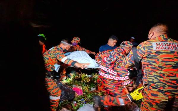 Seorang remaja menjadi mangsa kedua banjir di negeri ini apabila ditemukan lemas selepas tergelincir dan dihanyutkan arus ketika menunggang basikal di tepi tali air di Kampung Talang Kadok, Kota Bharu pada Ahad.