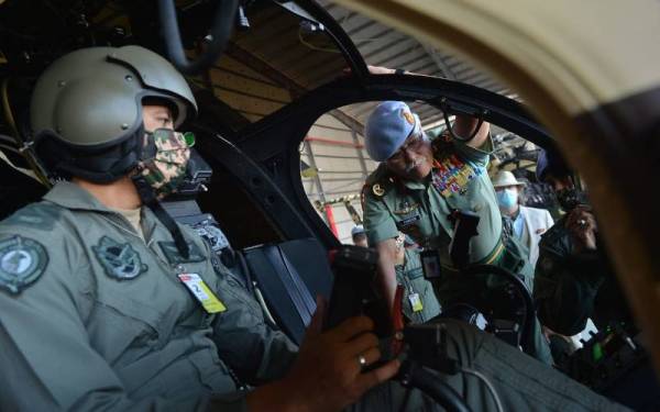 Panglima Tentera Darat, Jeneral Tan Sri Zamrose Mohd Zain (kanan) melihat salah sebuah helikopter baharu model MD530G di Hangar 2, Invation Aero, Subang, pada Isnin. - FOTO SINAR HARIAN/ ASRIL ASWANDI SHUKOR