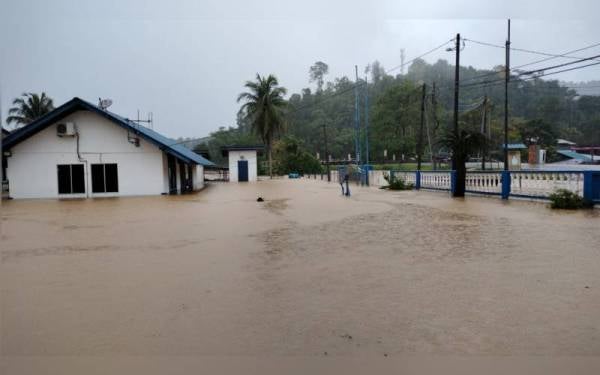 Keadaan Balai Polis Kuala Jengai yang dilimpahi air banjir.