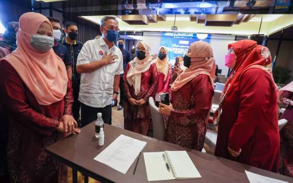 Hasni (dua,kiri) ketika beramah mesra bersama peserta Majlis Kepimpinan Pusat Sahabat Usahawan Amanah Ikhtiar Malaysia (AIM) Wilayah Johor 2022 di Senai di sini, pada Isnin.