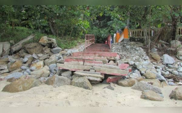 Tangga di Pantai Pasir Panjang rosak teruk yang dibimbangi akan menjejaskan keselamatan pengunjung.