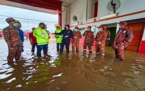 Shuhaimi (empat dari kanan) menerima kunjungan daripada Muhamad Zaki (tiga dari kiri) ketika meninjau situasi terkini di Balai Bomba dan Penyelamat Rantau Panjang pada Isnin.