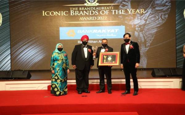 Abd Rani (dua dari kanan) bergambar bersama Darshan Singh Gill (dua dari kiri), Dr KK Johan (kanan) dan Jalilah (kiri) pada majlis Anugerah Jenama Terbaik Bumiputera dan Anugerah Jenama Terbaik Halal Dunia The Brandlaureate 2022 anjuran Yayasan Jenama Dunia, baru-baru ini.