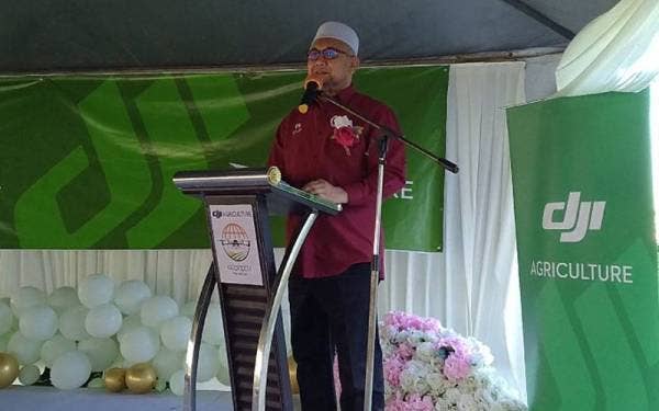 Razman ketika menyampaikan ucapan pada Majlis Perasmian Pembukaan Bilik Pameran DJI Agriculture di Taman Bagan Seri Maju 1, di sini pada Isnin.