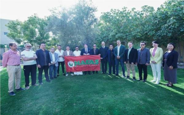 Entri (lapan dari kanan) dan Shahab (tujuh dari kiri) bersama delegasi kedua-dua negara selepas memeterai MoU berkenaan yang diadakan di Dubai, baru-baru ini.