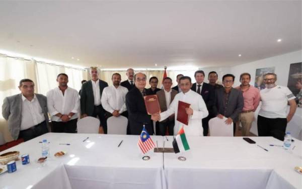 Entri (kiri, barisan hadapan) bertukar dokumen dengan Shahab (kanan, barisan hadapan) pada majlis MoU antara Nafas dan ARJ Holding yang diadakan di Dubai, baru-baru ini.