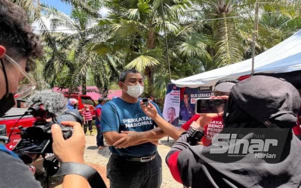 Sahruddin Jamal (tengah) ditemu ramah semasa mengunjungi petugas dan jentera PN di Kampung Bukit Bendar, dekat sini.