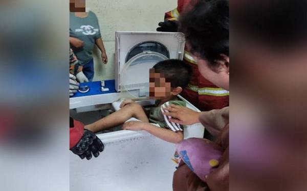 Kanak-kanak lelaki didapati tersangkut dalam mesin pengering pakaian ketika bermain di rumahnya diTaman Hassan, Sungai Udang pada Isnin.