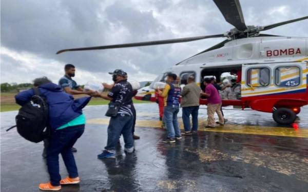 Jabatan Bomba dan Penyelamat Malaysia Terengganu melakukan enam penerbangan helikopter untuk menghantar ribuan kilogram barangan keperluan asas ke Felda Tersat di Hulu Terengganu. - Foto ihsan Felda Chuping perlis
