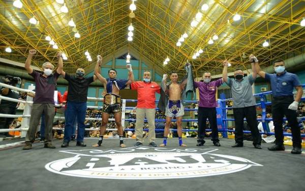 Muhammad Nasir (kiri) bersama Ayob Khan (dua dari kiri) meraikan kemenangan Mohd Rais yang berjaya memenangi tali pinggang Sinar Harian di Stadium Titiwangsa pada Ahad. FOTO SINAR HARIAN/ MOHD HALIM ABDUL WAHID.