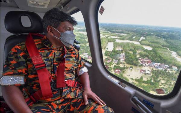 Abdul Wahab membuat pemerhatian dari udara ke atas kawasan yang terjejas banjir di sekitar Rantau Panjang pada Isnin. - Foto Bernama
