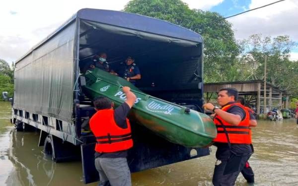 Penggunaan bot jenis Whaly 435 oleh polis Pasir Mas dijangka mempercepatkan lagi operasi menyelamat mangsa banjir di jajahan ini.