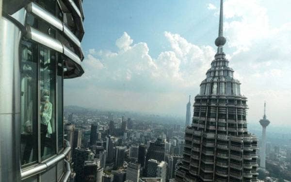 Pertumbuhan Keluaran Dalam Negara Kasar (KDNK) diunjurkan kepada 5.5 hingga 6.5 peratus pada tahun ini. - Foto Bernama