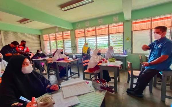 Radzi (kanan) mengadakan lawatan ke Sekolah Menengah Agama (SMKA) Lati Pasir Mas pada Selasa.