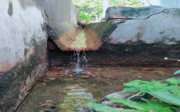 Tinjauan Sinar Harian di kawasan perumahan penduduk di Taman Ria pada Selasa mendapati air sentiasa mengalir di longkang namun dalam kuantiti yang sedikit.