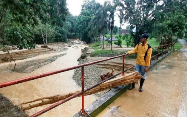 Keadaan jambatan di Taman Pertanian Negeri Sekayu (TPNS) yang turut dilimpahi air.
